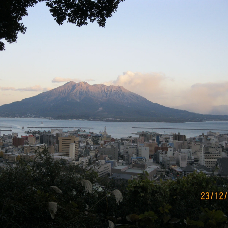 Главный действующий вулкан страны - СакураДзима; Кагосима