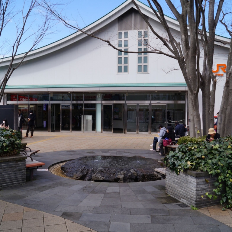 Мисима - станция в окрестностях Фудзи, и форма здании вокзала соответствующая; Сидзуока
