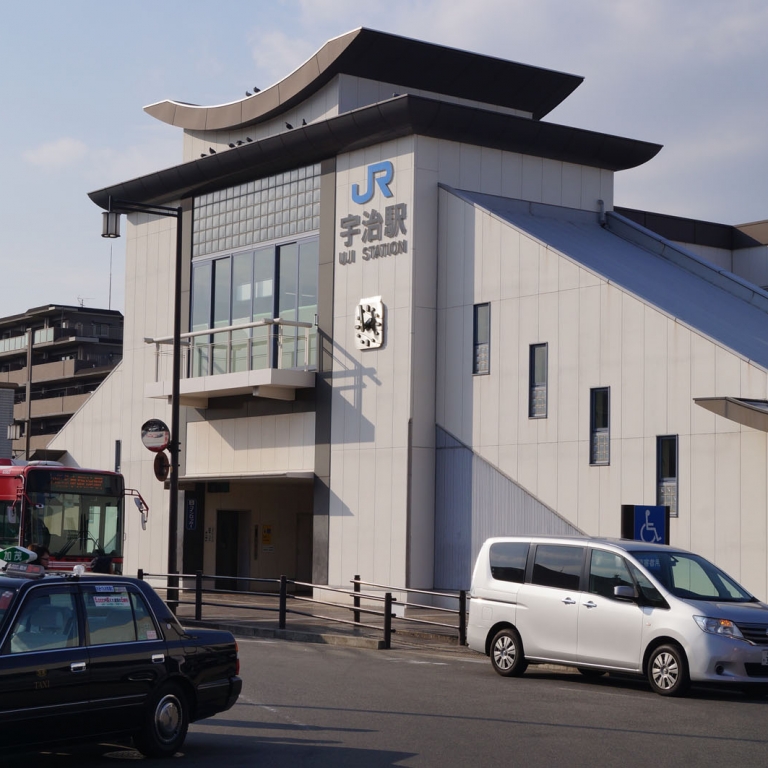 Удзи - здание станции построено в стиле знаменитого храма БёдоИн, что неподалеку; Киото