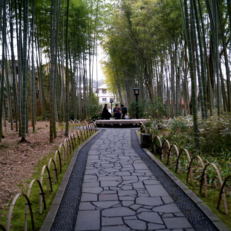 Парк с бабуковой рощей в СюдзэнДзи Онсэн; Сидзуока