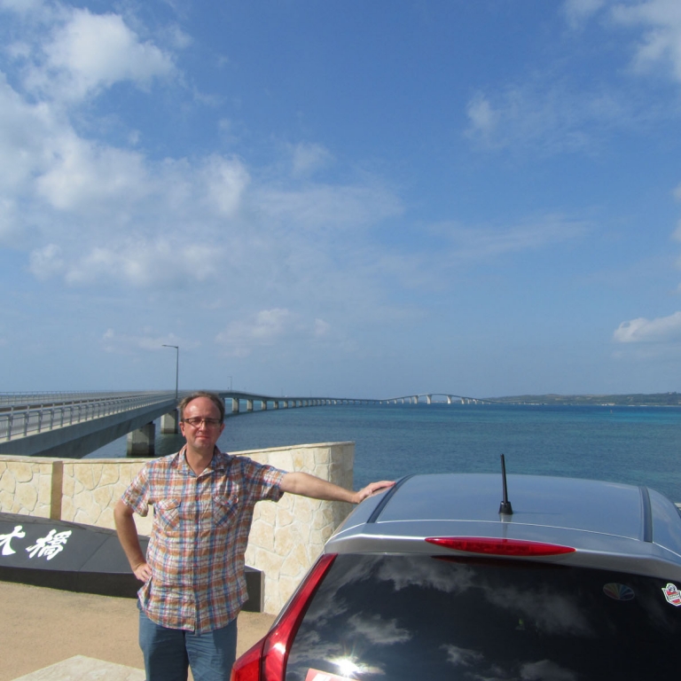Моя машина и ее верный водитель у начала 6-км моста с о.Мияко на о.Ирабу; Окинава