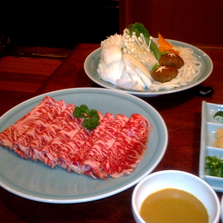 Мраморная говядина и овощи - заготовки для сябу-сябу; Осака