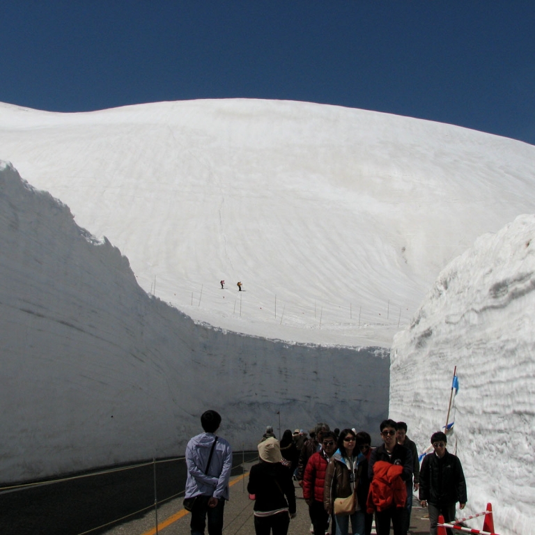 17-метровые снега вдоль Татэяма Альпен Рут; Тояма