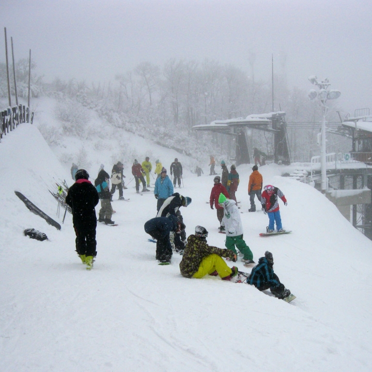 Горные лыжи - одно из любимых зимних развлечений японцев; Ямагата