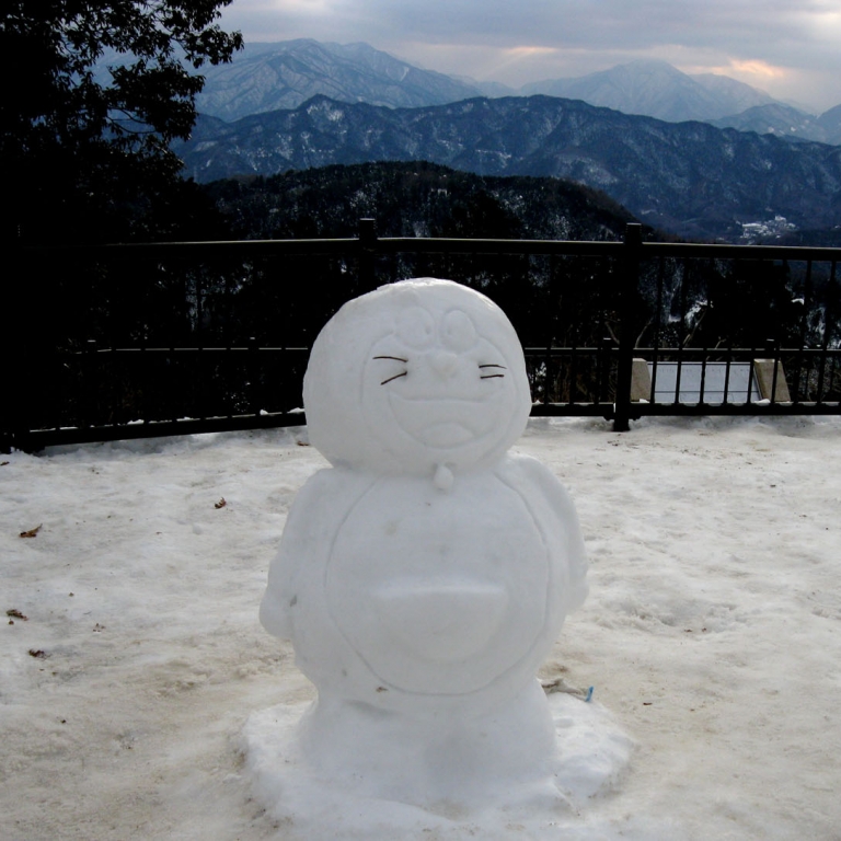 Снеговик на горе Такао; Токио