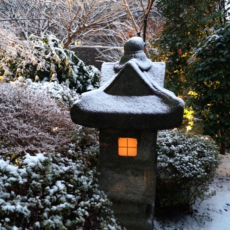 Сказочный фонарь в японском саду; Токио