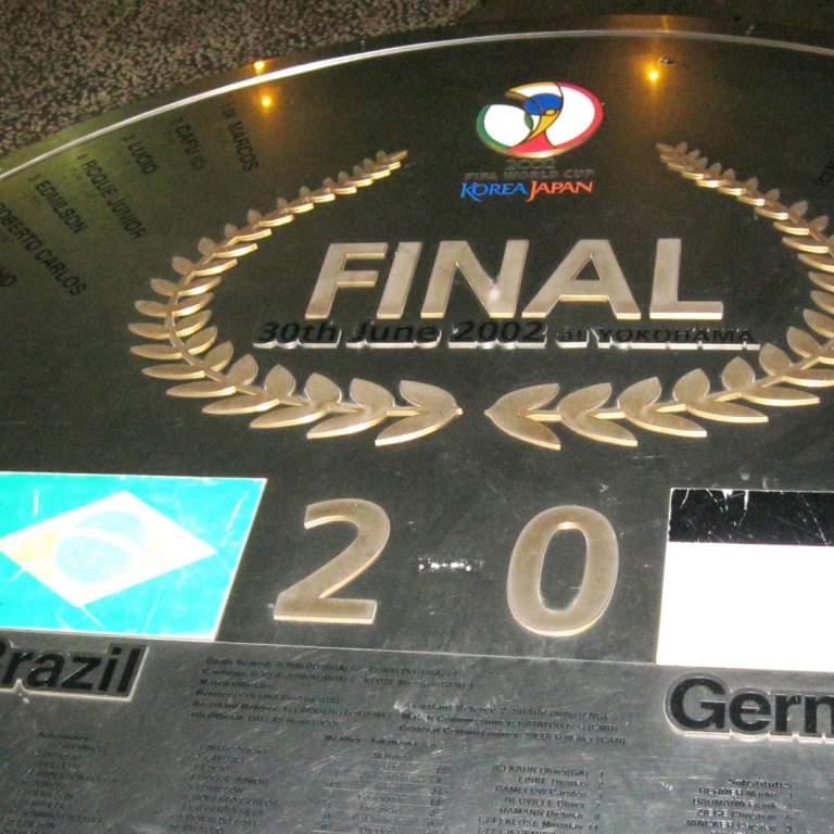 Монумент в честь финального матча чемпионата мира по футболу 2002 г. у стадиона в Йокохама; Канагава