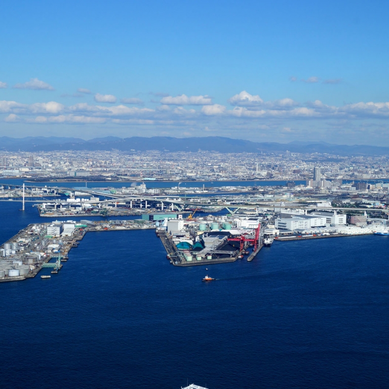 Вид на акваторию порта с башни Торгового центра; Осака