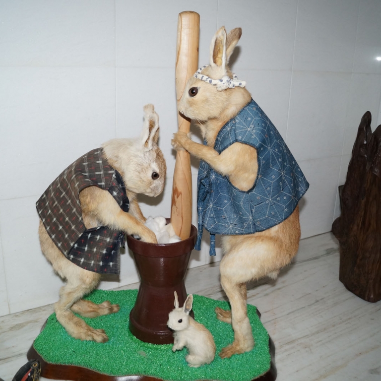 Зайцы делают лепешки из риса; Тотиги