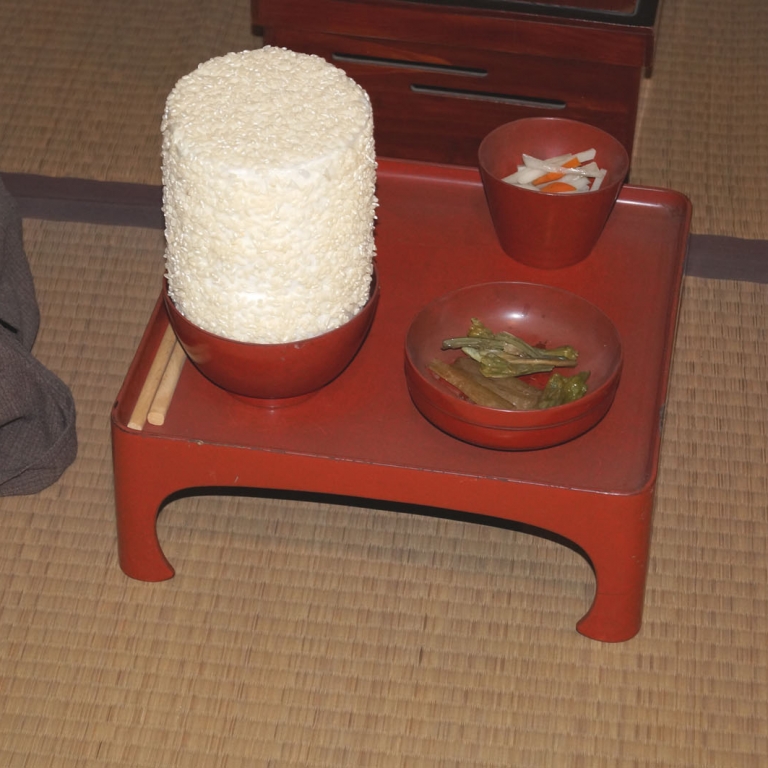 Восковая копия традиционной для Иватэ порции риса - выше границ пиалы; Иватэ