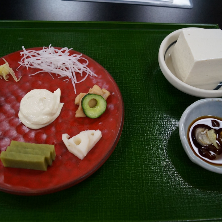 Ассорти закусок из тофу; Токио