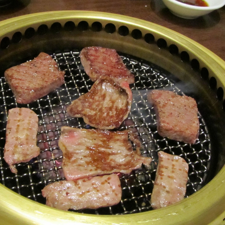Мясо во время жарки, якинику; Канагава
