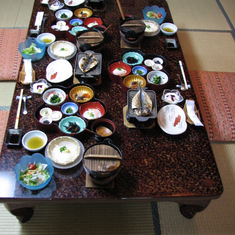 Скромный завтрак на троих в рёкане; Сидзуока