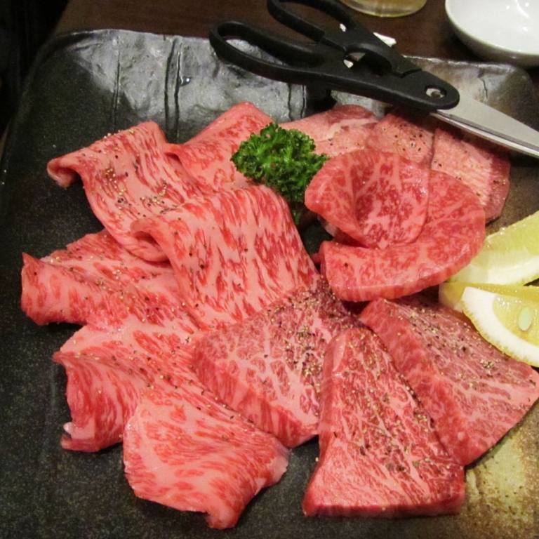 Мясо перед жаркой в ресторане якинику; Канагава