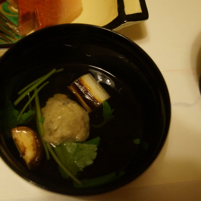Прозрачный суп в череде блюд кайсэки в рёкане; Сидзуока