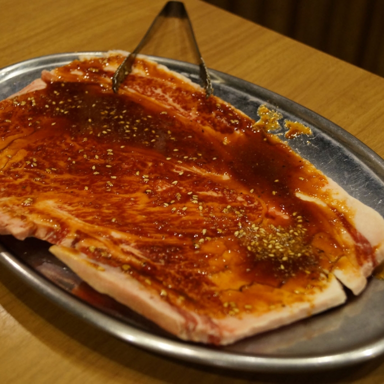 Кусок мяса перед жаркой в ресторане жанра якинику; Токио