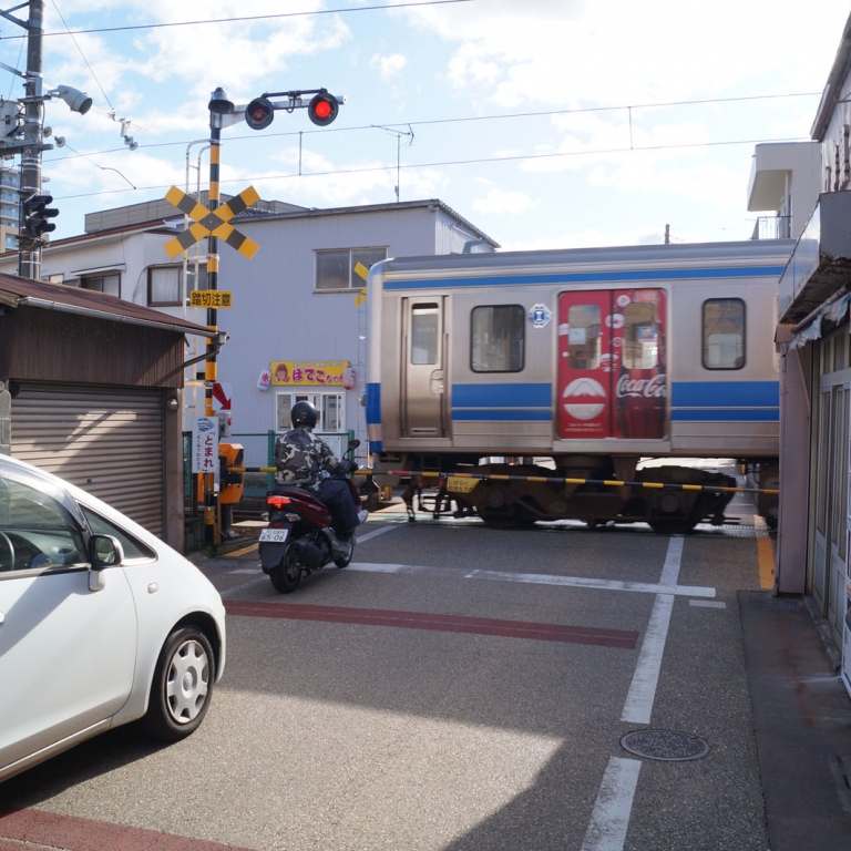 Железнодорожных переездов в столице все меньше; Токио