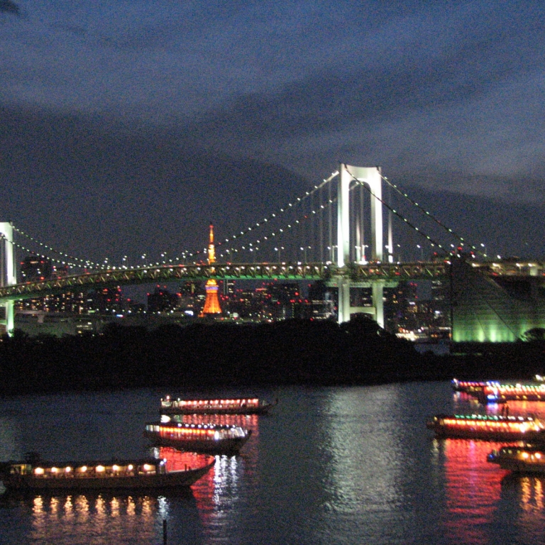 Вид на речные прогулочные суда, мост на Одайба и старую токийскую башню; Токио