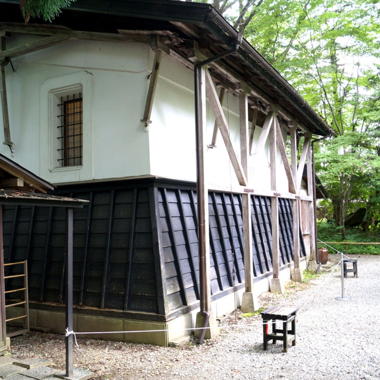 Бело-черная цветовая гамма также типична для множества традиционных домов; Акита