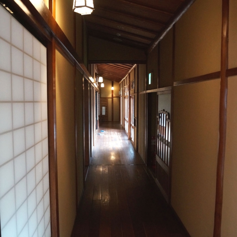 Длинный узкий коридор с комнатами по обе стороны - такой типовой дизайн сохранен и в современных квартирах; Сидзуока