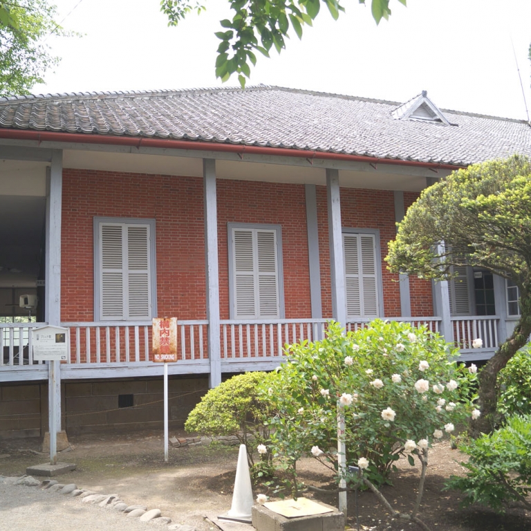 Дома в колониальном стиле, если и строились, то для европейцев, старая текстильная фабрика в Томиока; Гумма
