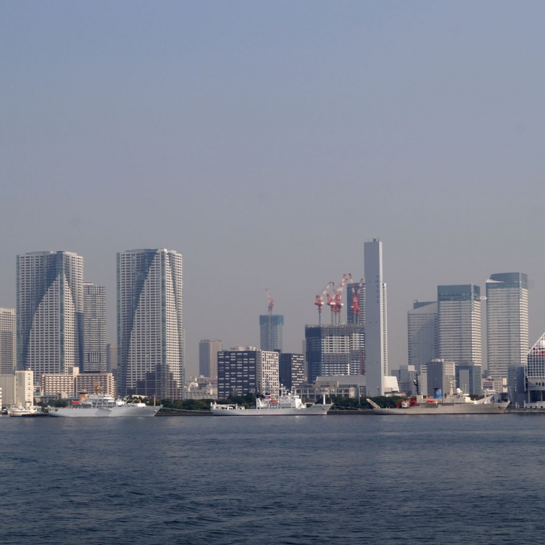 Вид на деловой район со стороны Токийского залива; Токио