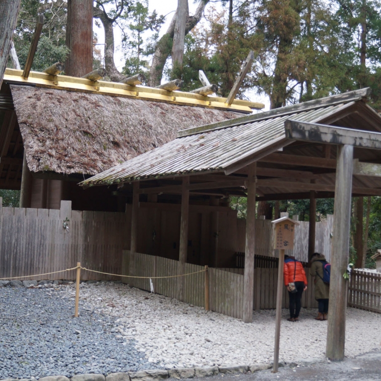 Самый аскетичный и самый глубокий храм Япони - святилище Исэ (одно из строений); Миэ