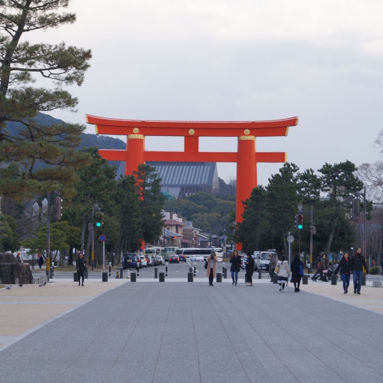 Огромные ворота тории на пути к Хэйан Дзингу, Киото