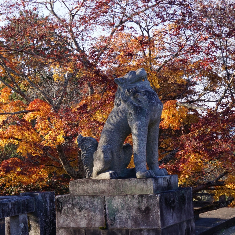 Статуя льва в безлюдном храме Ёсино Дзингу; золотая осень; Нара