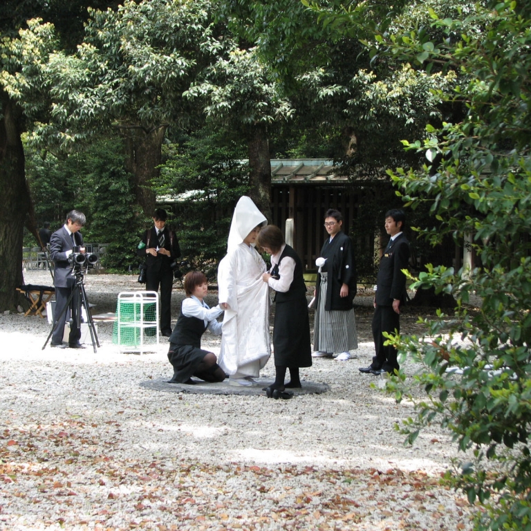 Подготовка к съемкам в традиционном свадебном наряде, Мэйдзи Дзингу; Токио