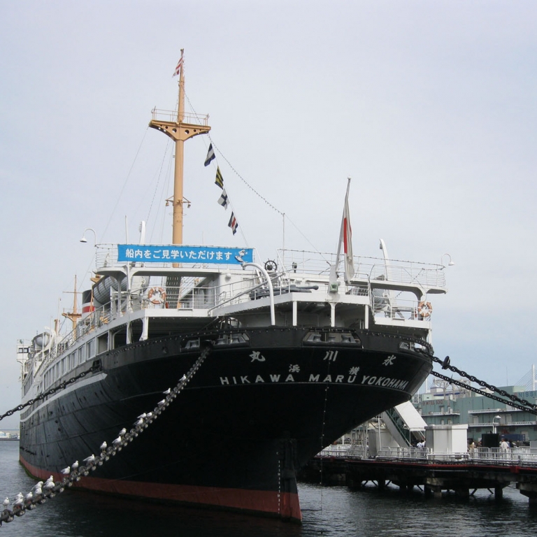 Вставшее на вечный прикол судно-музей в порту Йокохама; Канагава