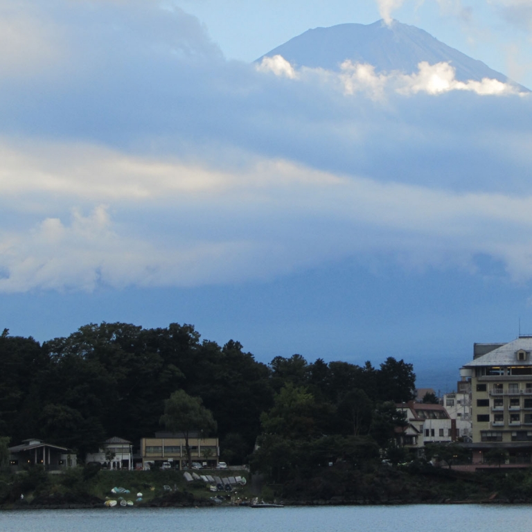 Верхушка - через облака - с озера Кавагути; Яманаси