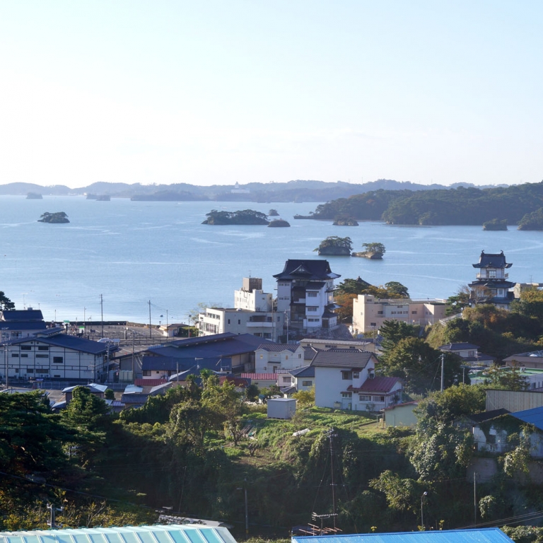 Вид на залив в Мацусима со стороны поселка; Мияги