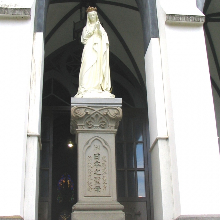 Фигура Девы Марии в католическом соборе; Нагасаки