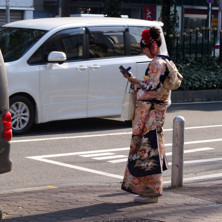 Кимоно и мобильный телефон - знаковый кадр современной Японии; Осака